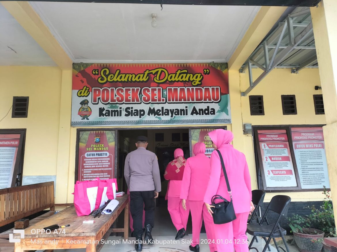 Ketua Bayangkari Cabang Siak Peduli Korban banjir di Kecamatan Sungai Mandau Kabupaten Siak