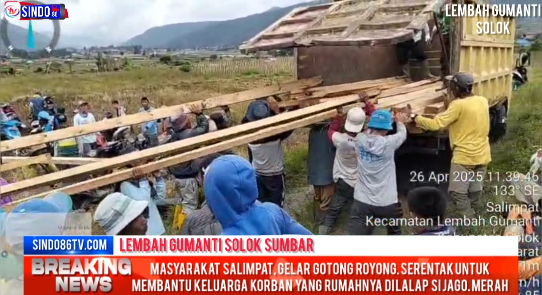 Masyarakat salimpat gelar gotong royong serentak untuk Membantu Keluarga Korban yang rumah nya  di lalap si jago merah.