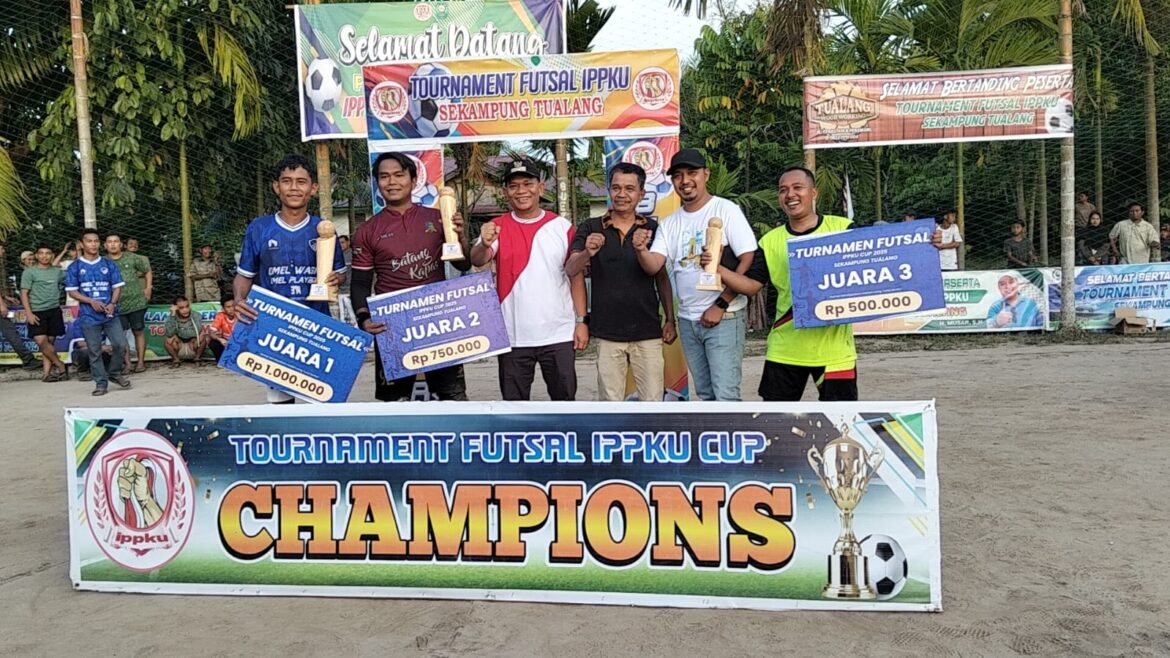 Turnamen futsal IPPKU  Sekampung Tualang resmi di tutup, tim Kecoh A, meraih juara pertama