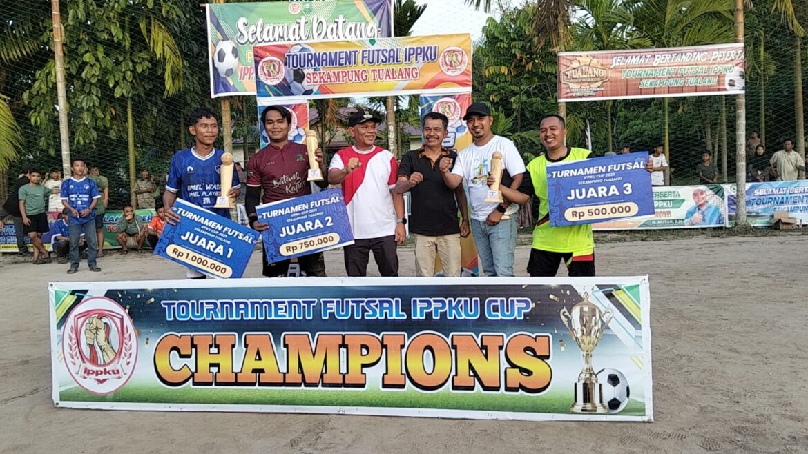 Turnamen Futsal IPPKU Sekampung Tualang resmi di tutup, tim Kecoh.A  meraih juara Pertama