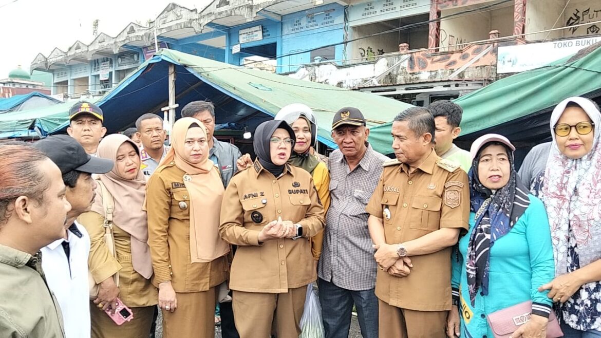 Pemerintah kecamatan Tualang dan petugas gabungan menertibkan pedagang di sepanjang jalan  raya Perawang tepatnya di pasar Tuah serumpun km 4 Tualang