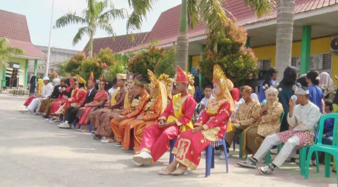 Wujudkan kan semangat Sumpah Pemuda ke 97 SMA negeri 5 Tualang gelar upacara dan Tampilkan parade Busana adat Nusantara