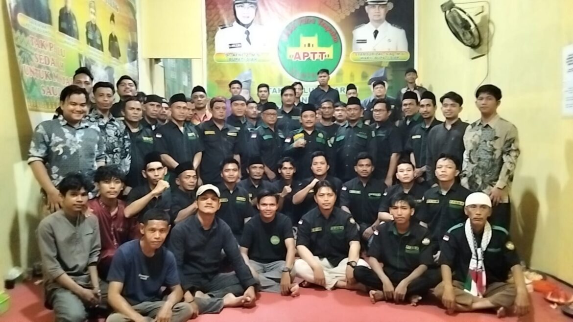 Keluarga Besar Aliansi Putra Tempatan Tualang bagi bagi Takjil dan Buka Puasa Bersama