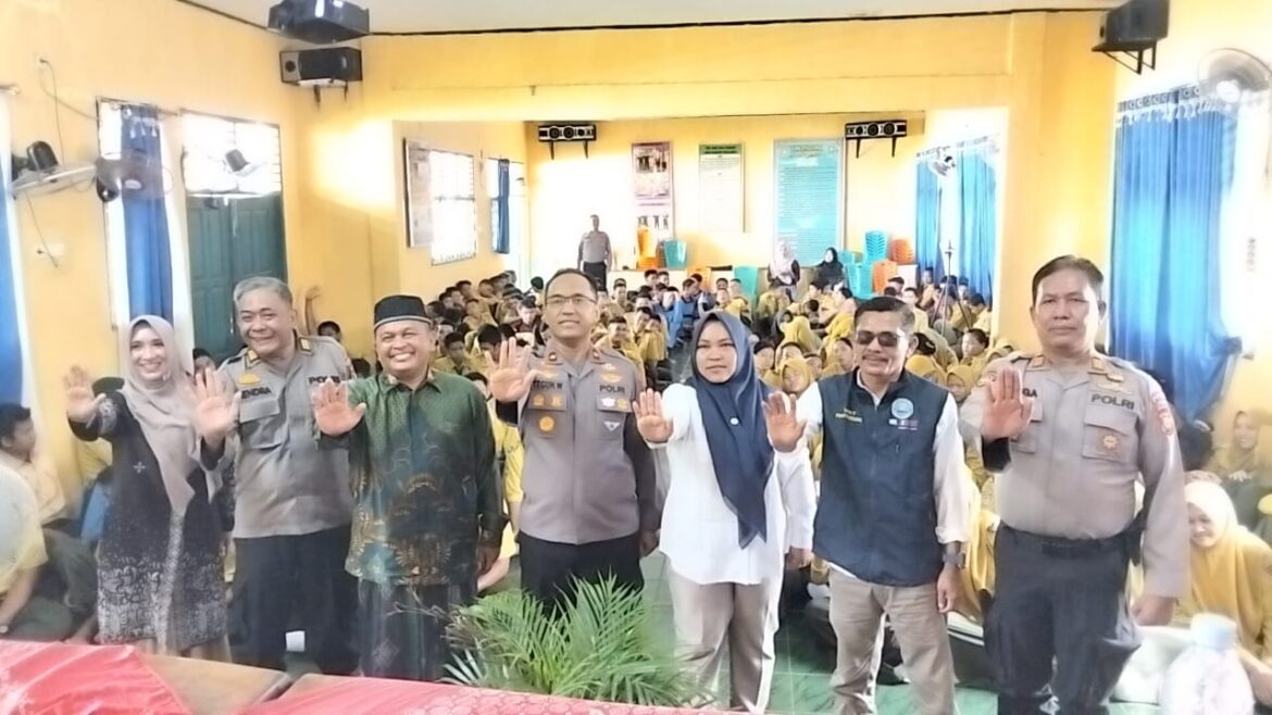 Cegah Narkoba sejak dini,Kapolsek Tualang dan LAN Siak Edukasi 250 Pelajar SMK Yamatu tentang Bahaya Narkotika dan tertib Berlalu Lintas